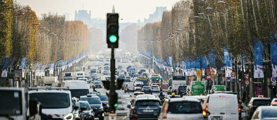 Les Champs-Élysées seront transformés en salle de classe géante dimanche pour une dictée.  - Credit:ADRIEN FILLON / Hans Lucas / Hans Lucas via AFP