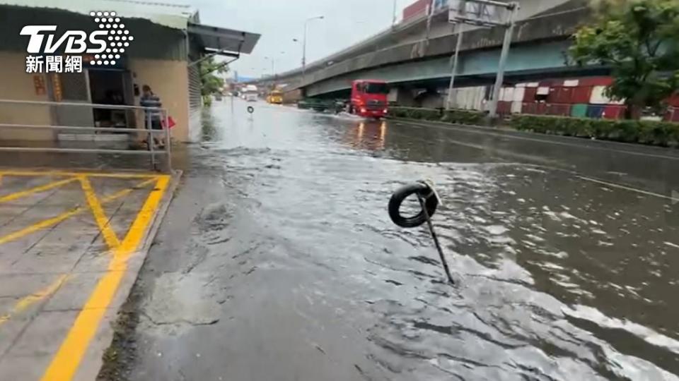 民眾只能把水溝蓋掀起加速排水。（圖／TVBS）