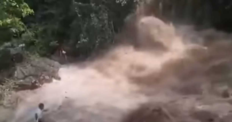 宿霧蒂努布丹瀑布僅短短13秒便山洪暴發。（圖／翻攝自Med Perolino YouTube）