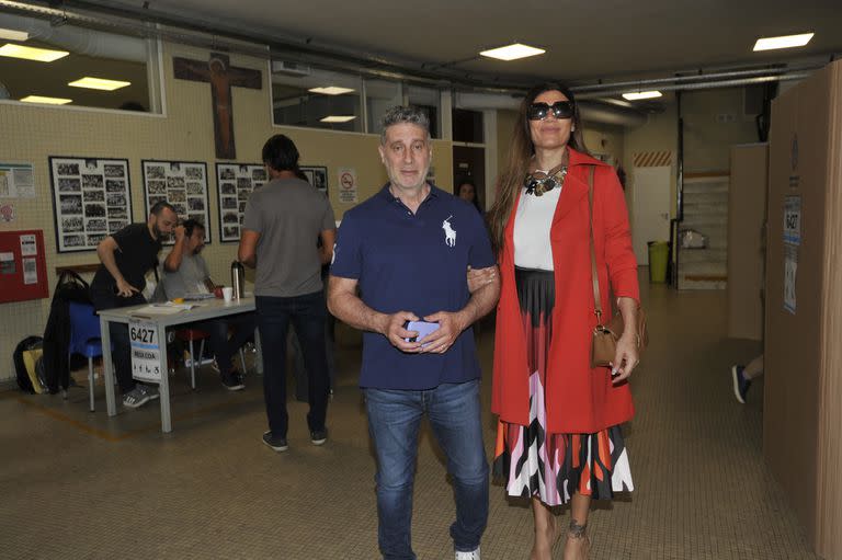 Florencia de la V y Pablo, su marido, en la jornada electoral