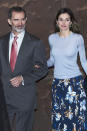 <p>La Reina Letizia apareció en el evento ‘La Caixa’ Scholarships, en Madrid, con una sencilla falda de estampado de mariposas y suéter gris/Getty Images </p>