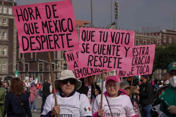 Asistentes a la marcha por la democracia en CDMX.