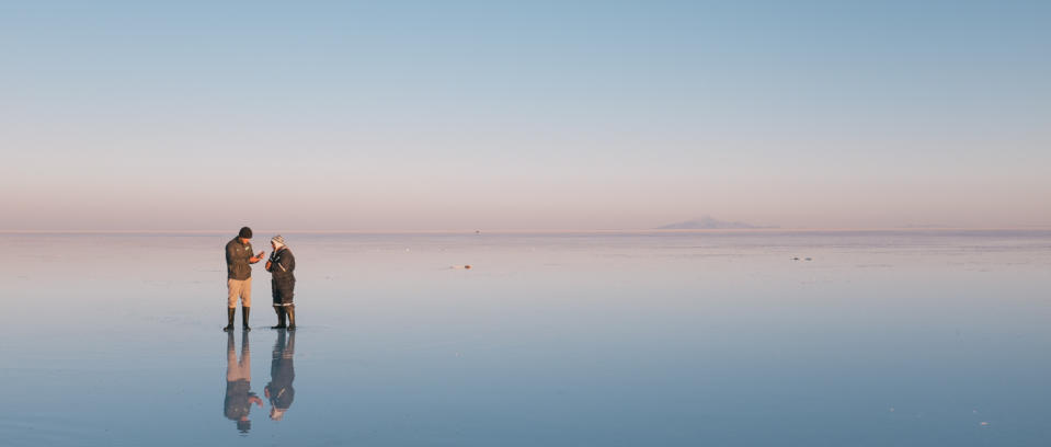 <p>Un inmenso espejo de sal y cielo se extiende por muchos kilómetros en el Salar de Uyuni, Bolivia. (Flickr/ Bongs Lee) </p>