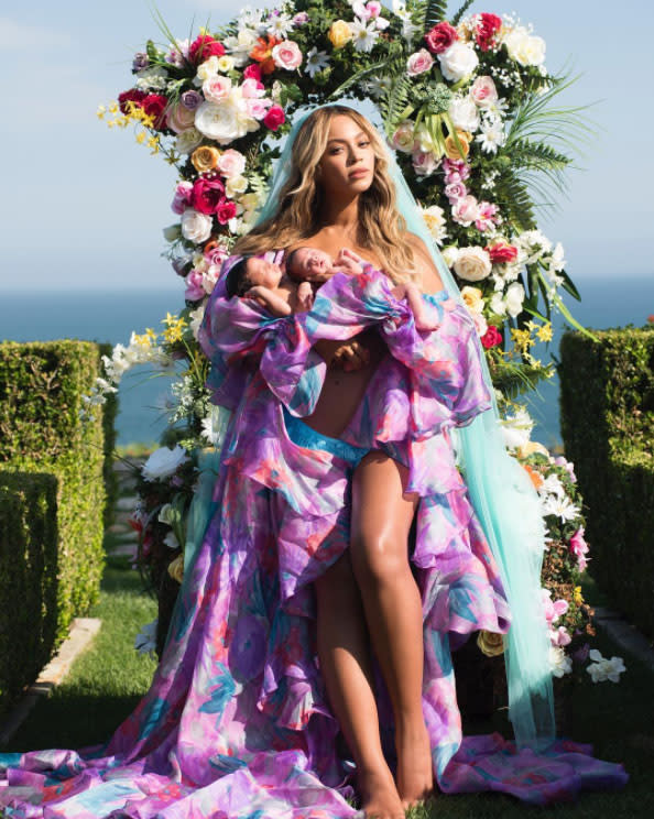 Beyoncé, holding twins Sir and Rumi, looks amazing post-pregnancy. (Photo: Beyonce/Instagram)