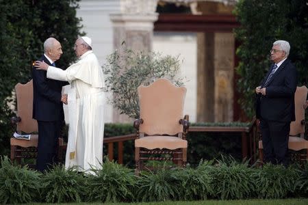 (L-R) Israeli President Shimon Peres greets Pope Francis as Palestinian President Mahmoud Abbas watches after a prayer meeting at the Vatican June 8, 2014. REUTERS/Max Rossi