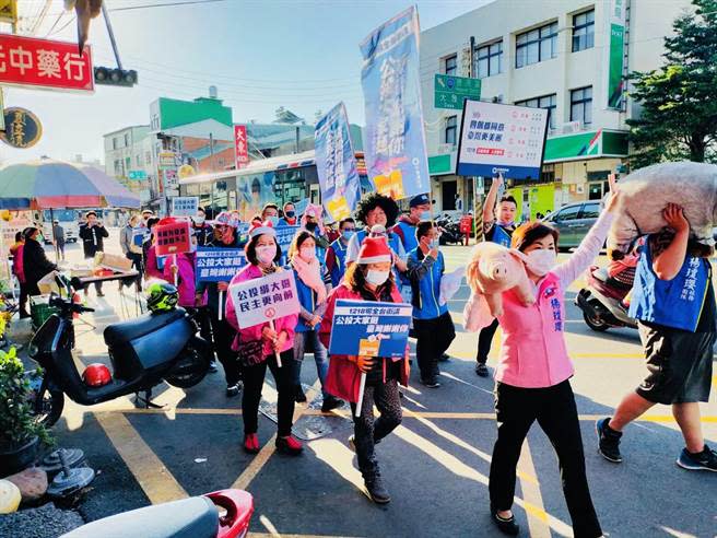 距離四大公投日剩下2周，立委楊瓊瓔4日馬不停蹄前往神岡、社口兩地傳統市場掃街宣講。（陳淑娥攝）