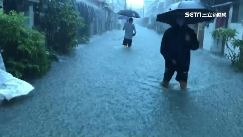 瞬間暴雨讓積水高到幾乎淹沒成人的小腿肚。