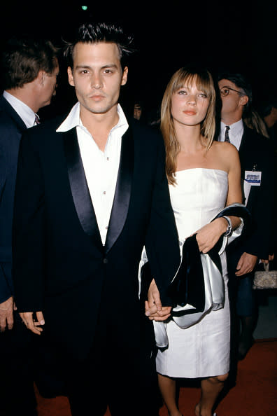 <p>Dans les années 1990, elle forme avec Johnny Depp le couple le plus Rock’n Roll du moment. Saccages de chambres d’hôtels, drogues et alcools : quatre années marquées par les fêtes et les excès en tous genres. Leur relation prend fin lorsqu’il rencontre Vanessa Paradis, avec qui il vivra pendant 14 ans. Après sa rupture, elle tombe en dépression, elle sera même internée en hôpital psychiatrique. Elle avouera plus tard avoir passé “des années et des années à pleurer”. </p>