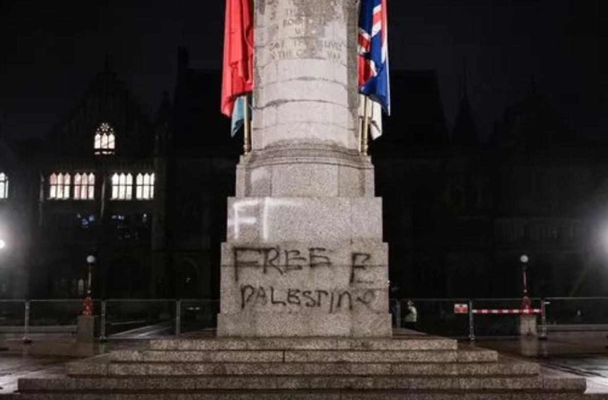 A war memorial in Rochdale has been vandalised with 'free Palestine’ graffiti. (Reach)