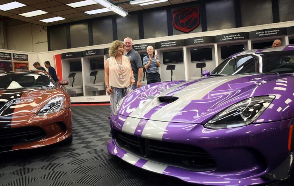 「與蛇共舞」！？美國德州夫婦在家「養」了79輛的Dodge Viper！