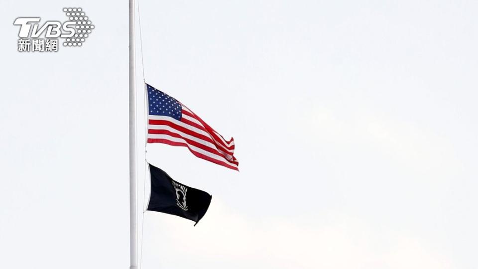 白宮降半旗，悼念殉職美軍。（圖／達志影像路透社）
