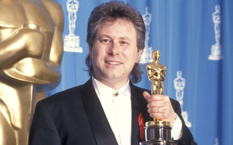 In den 90er-Jahren war er der Haus- und Hofkomponist von Disney: Für seine Songs und Soundtracks zu "Arielle", "Die Schöne und das Biest", "Aladdin" und "Pocahontas" gewann Alan Menken acht Oscars und elf Grammys. 2012 folgte der Tony für den Soundtrack zum Musical "Newsies", acht Jahre später der Emmy für den Song "Waiting In The Wings" aus "Rapunzel - Die Serie". (Bild: Ron Galella, Ltd./Ron Galella Collection via Getty Images)