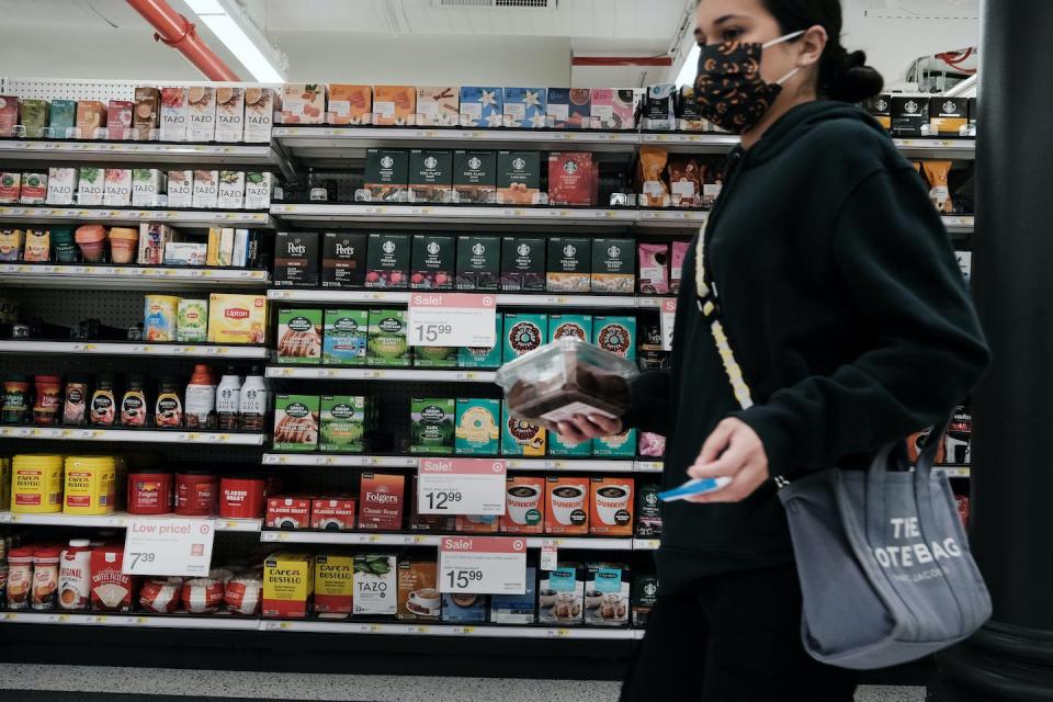 The economy is one of the dominant issues on voters’ minds before the midterm elections on Nov. 8. <a href="https://www.gettyimages.com/detail/news-photo/people-shop-for-groceries-in-a-manhattan-store-on-october-news-photo/1436806771?phrase=inflation%20gas%20prices%20US%20midterm%20elections&adppopup=true" rel="nofollow noopener" target="_blank" data-ylk="slk:Spencer Platt/Getty Images;elm:context_link;itc:0;sec:content-canvas" class="link ">Spencer Platt/Getty Images</a>