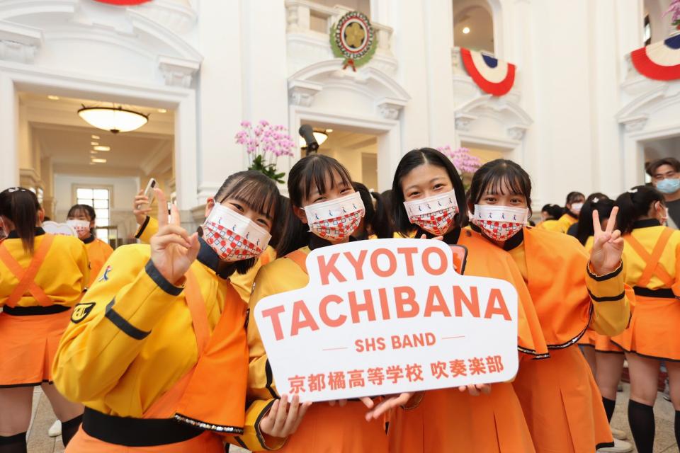 日本橘高校吹奏部7日上午到總統府參訪，下午則進行國慶預演。（翻攝中華文化總會臉書）