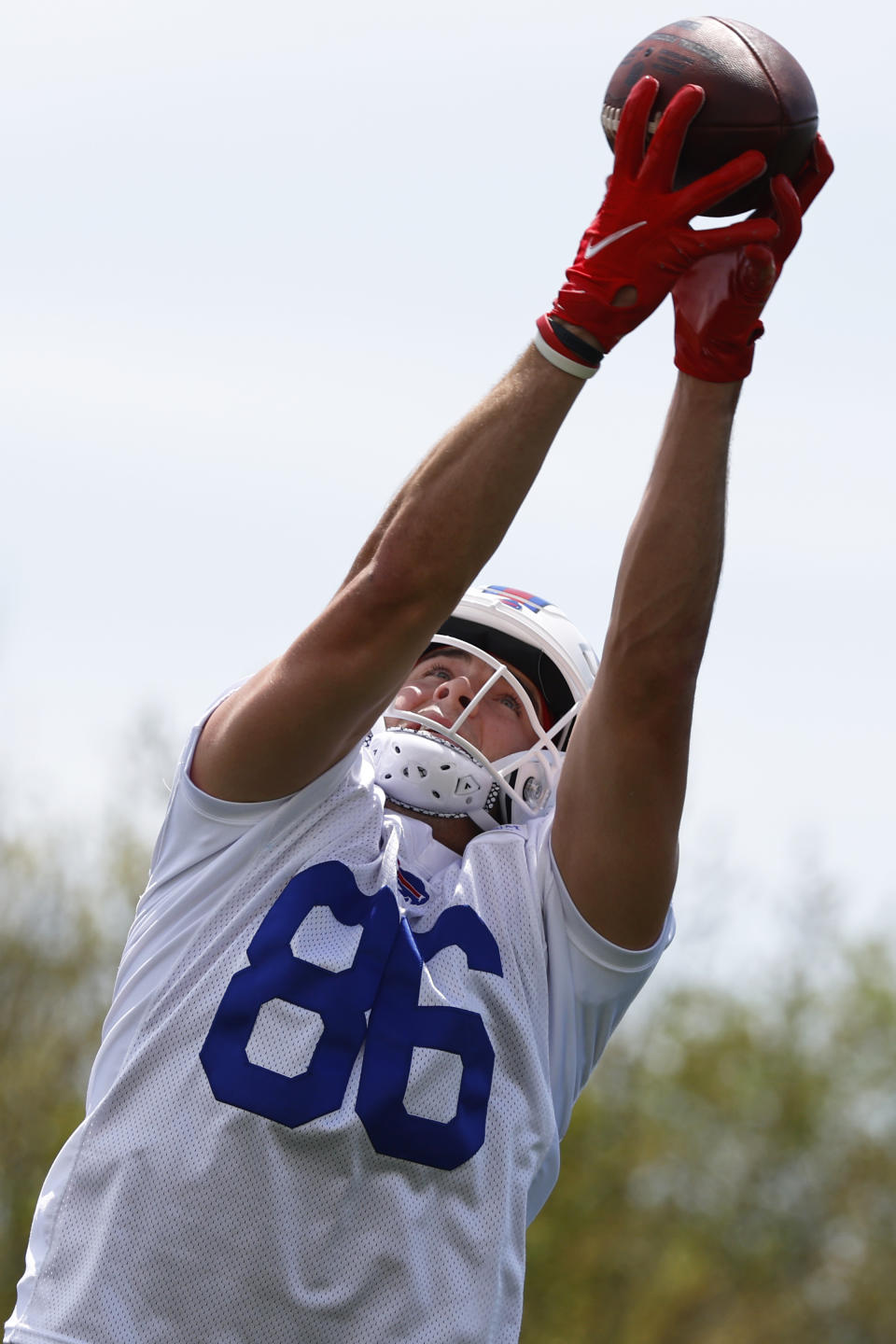 Buffalo Bills tight end Dalton Kincaid (86) makes a catch during the NFL football team's rookie minicamp in Orchard Park, N.Y., Friday May 12, 2023. (AP Photo/Jeffrey T. Barnes)