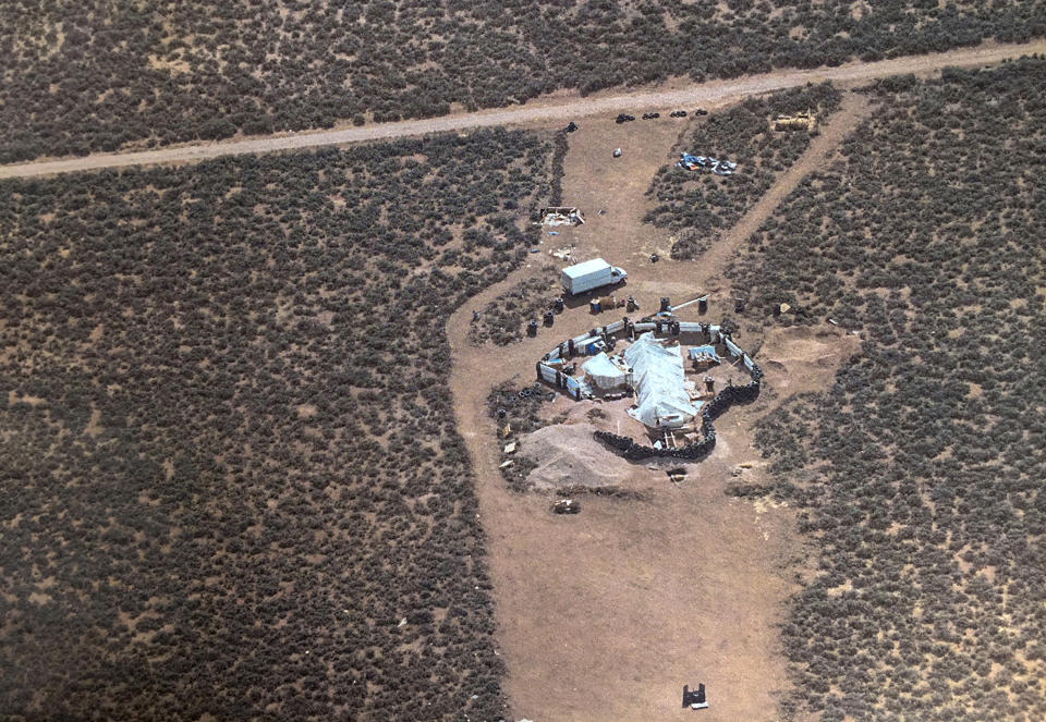 Una vista aérea del campamento improvisado en Amalia, Nuevo México, donde 11 menores fueron rescatados en malas condiciones y se halló el cuerpo de uno más. (AP)