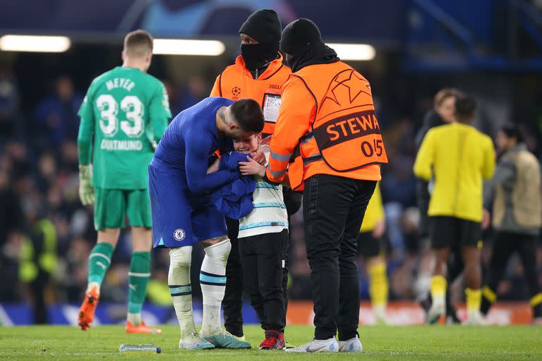 Enzo Fernández le regala su camiseta a un niño luego de la clasificación de Chelsea a los cuartos de final