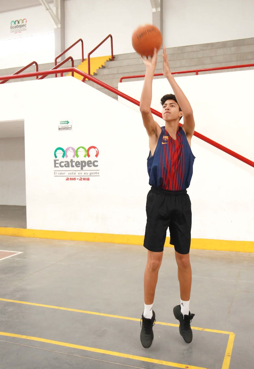 Gael Bonilla durante una clínica de basquetbol en Ecatepec, México.