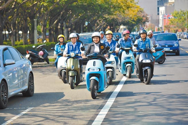 雲林縣府推廣電動車，目前縣內電動機車掛牌比例28.7％，雲林縣長張麗善（前）試騎。（許素惠攝）