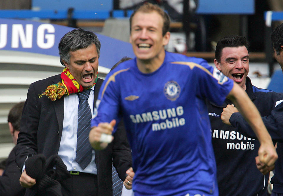 Chelsea manager Jose Mourinho (L) and st