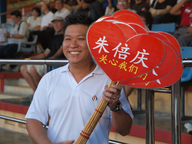 A fan of Desmond Choo held these placards proudly as he smiled for the photographers. (Yahoo! Singapore/ Alvin Ho)