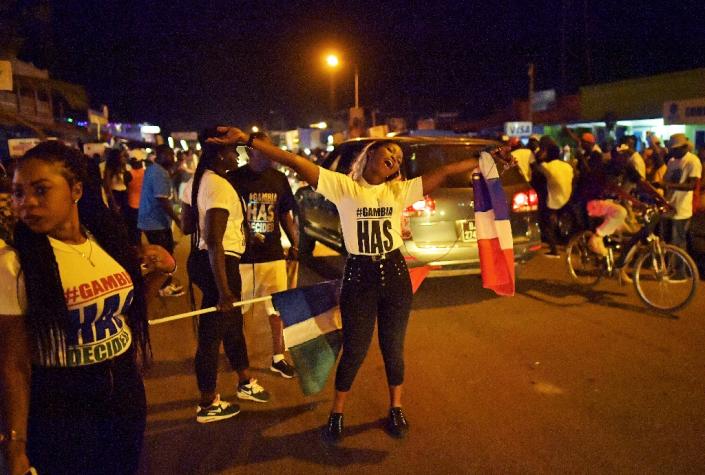 People celebrate in the streets after hearing of the confirmed departure of former Gambian leader Yahya Jammeh in Banjul on January 21, 2017 (AFP Photo/CARL DE SOUZA)