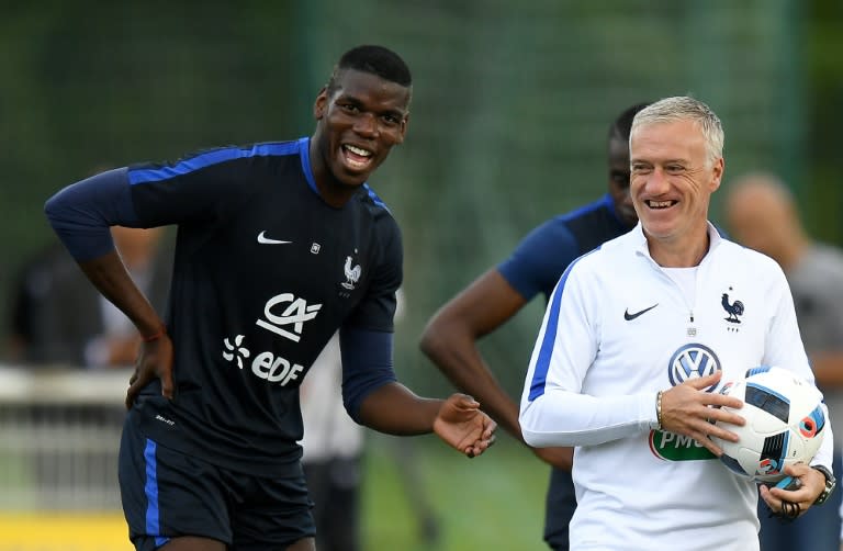 France's head coach Didier Deschamps (R) with Paul Pogba during a training session in Clairefontaine on May 25, 2016