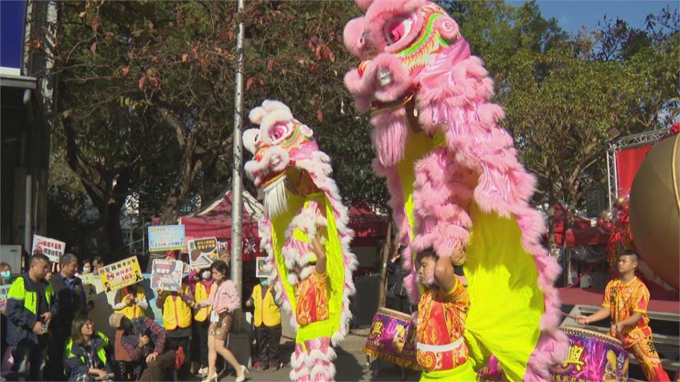 台中天津路年貨大街開跑　服飾街「直播」叫賣拚經濟