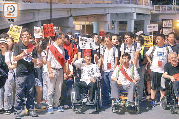 多名絕食抗議人士發起「苦行」到禮賓府，要求與林鄭月娥會面。