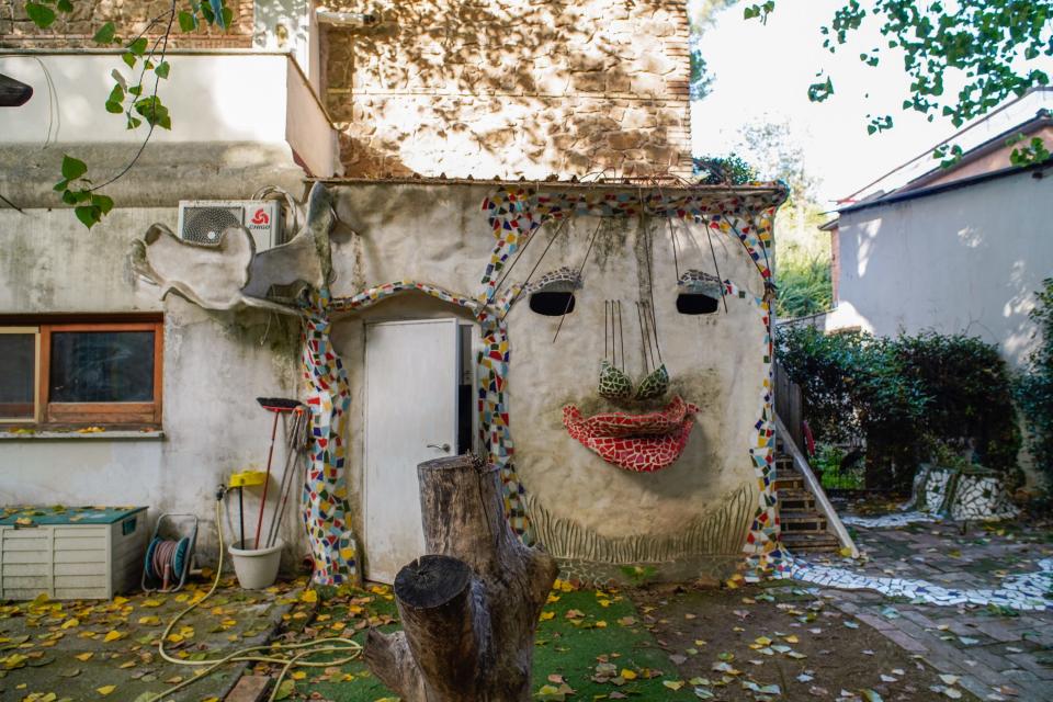 A face on the outside of the livable sculpture Airbnb in Rome