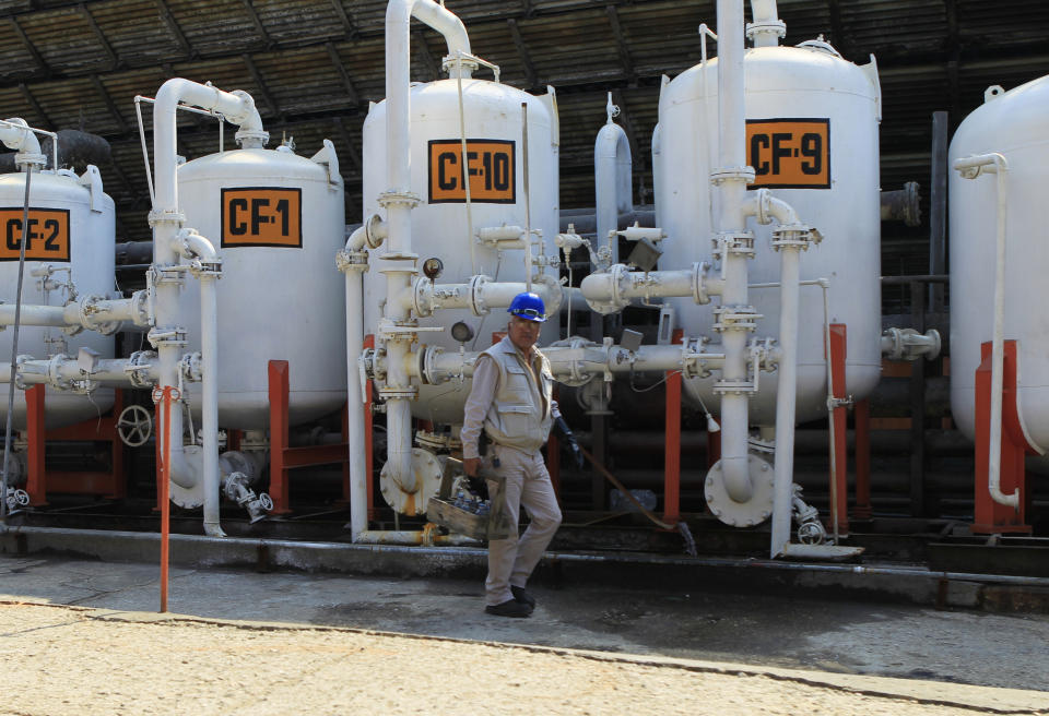 Un trabajador de Pemex en una refinería. Foto: REUTERS/Henry Romero.