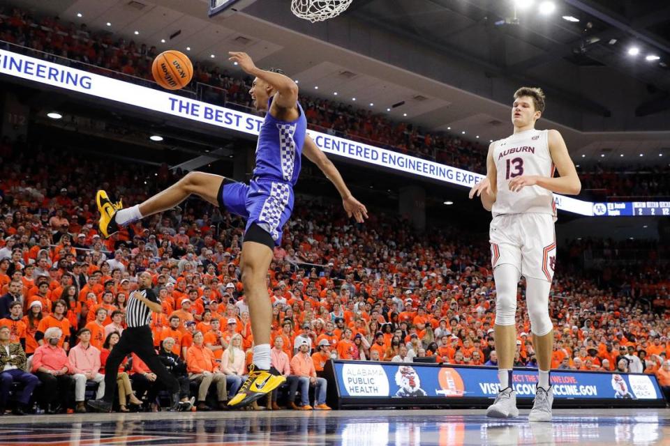 Kentucky’s Jacob Toppin, left, celebrated his 360-degree dunk past Auburn’s Walker Kessler during Saturday’s game.