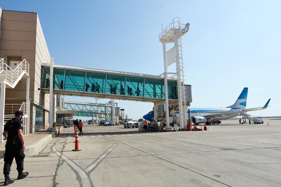 El vuelo 1400 de Aerolíneas piso tierra cuyana minutos antes de las 10. Más de 70 pasajeros llegaron con barbijos y manteniendo la distancia social.