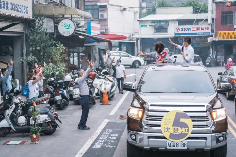 ▲林智堅賣力陪同沈慧虹「光榮車隊」掃街。（圖／沈慧虹辦公室提供）