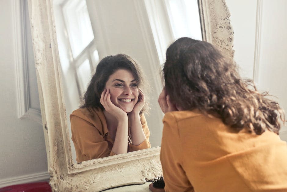 Foto De Mujer Mirando Al Espejo