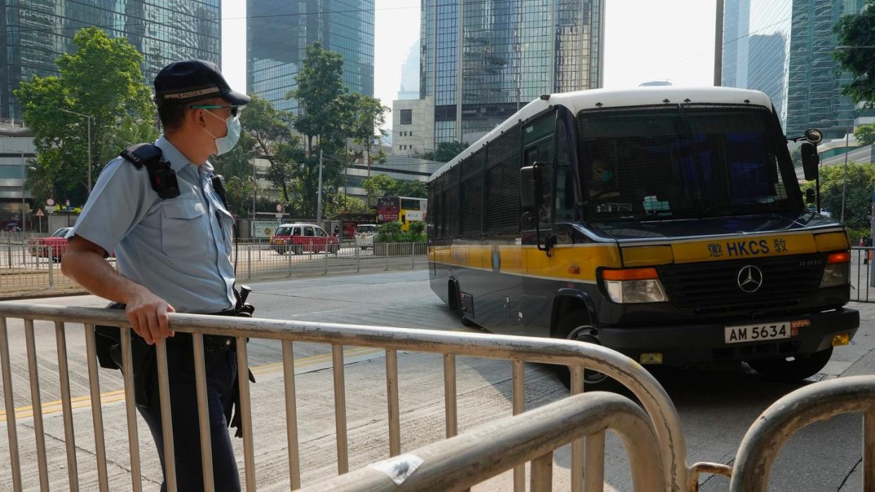 Ein Gefangenentransporter, in dem mutmaßlich der Angeklagte transportiert wird, kommt vor einem Gericht in Hongkong an.