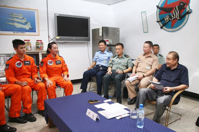 馮世寬部長在18日前往花蓮、臺東地區慰問國軍部隊的座談會中，以親切平實的話語，讓官兵們放下侷促不安的心情並露出會心微笑。（軍聞社記者徐振威攝）