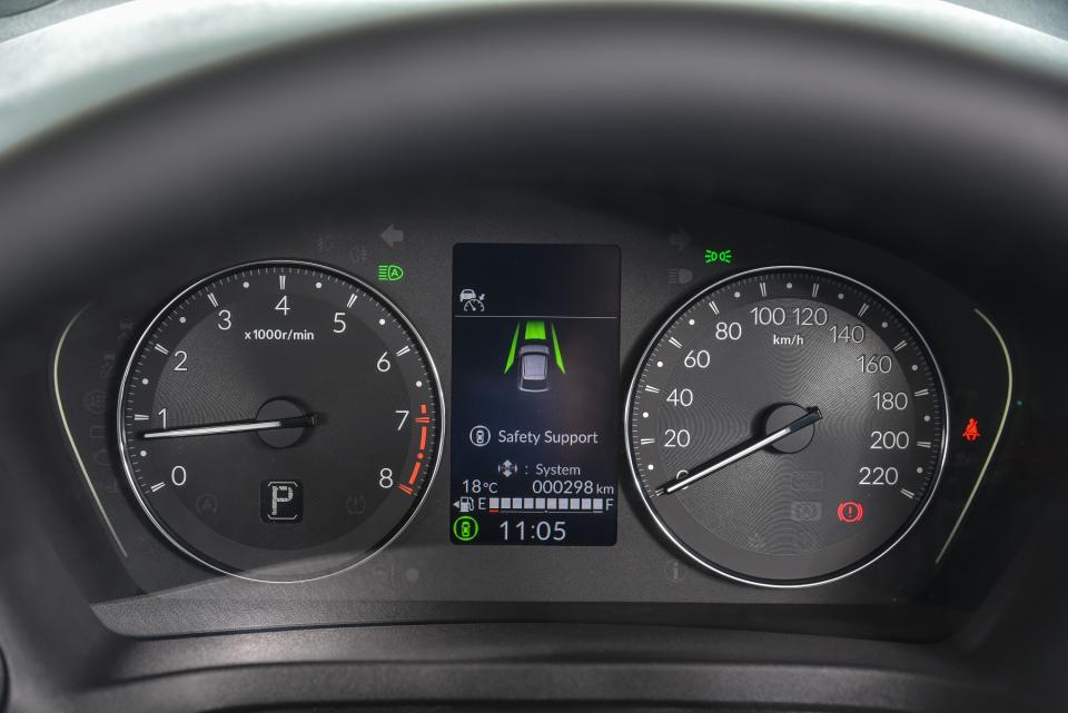 儀錶雖採用較傳統的雙圓環設計，但中央鑲嵌有4.2吋彩色液晶螢幕，可顯示豐富的行車資訊以及Honda Sensing的作動狀況。