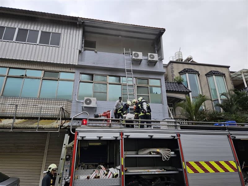 警消架梯救出4名移工。（圖／翻攝畫面）