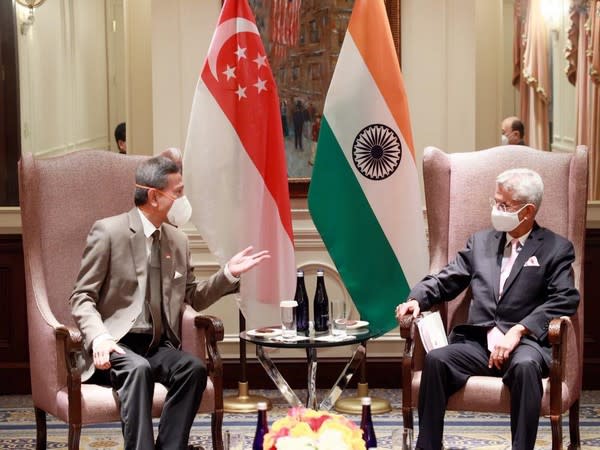 External Affairs Minister S Jaishankar (R) and Singapore's Foreign Minister Vivian Balakrishnan (L).  Photo Courtesy: Twitter/DrSJaishankar