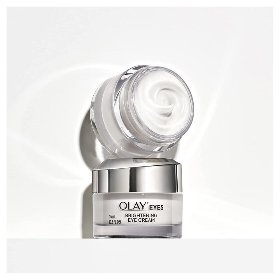 Olay Crema de ojos iluminadora de vitamina C para ayudar a reducir las ojeras. (Foto: Amazon)