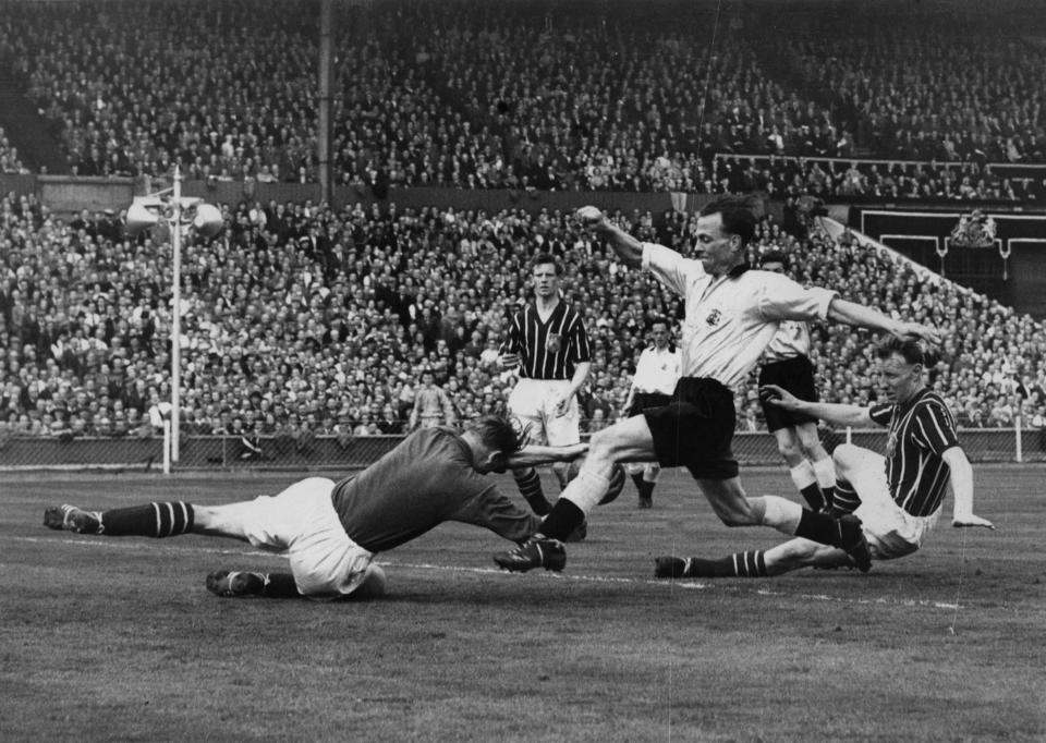 Manchester City's goalkeeper Bert Trautmann unknowingly breaks his neck. (Allsport Hulton/Archive)
