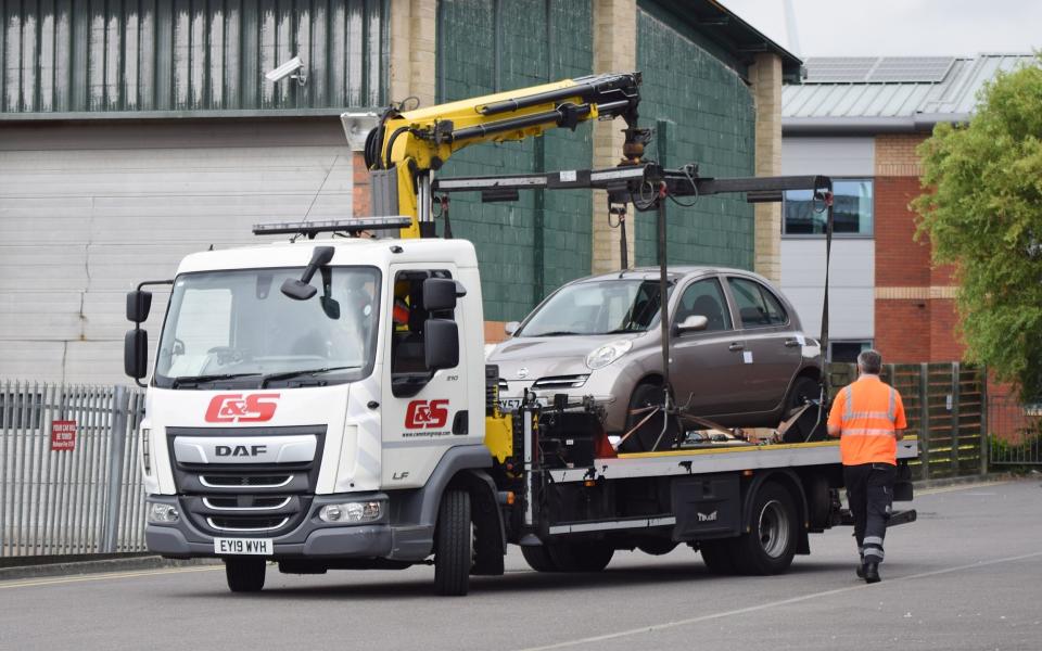 Police remove car - Eddie Mitchell/Dan Jessup