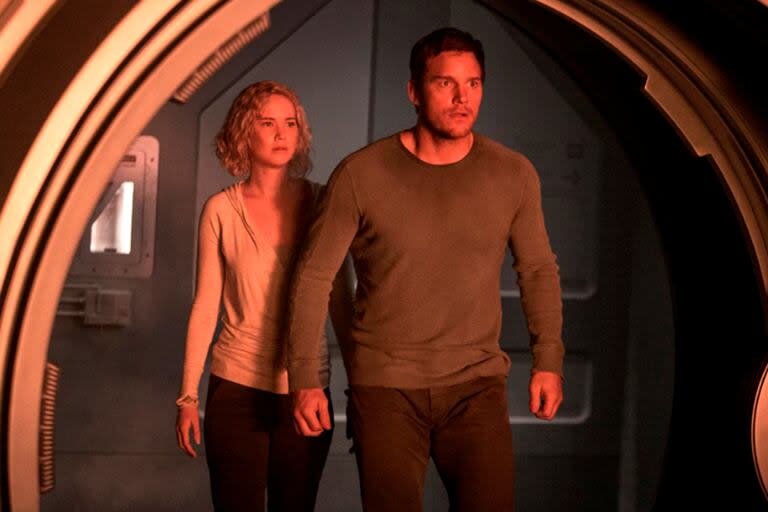 Chris Pratt y Jennifer Lawrence en la película Pasajeros