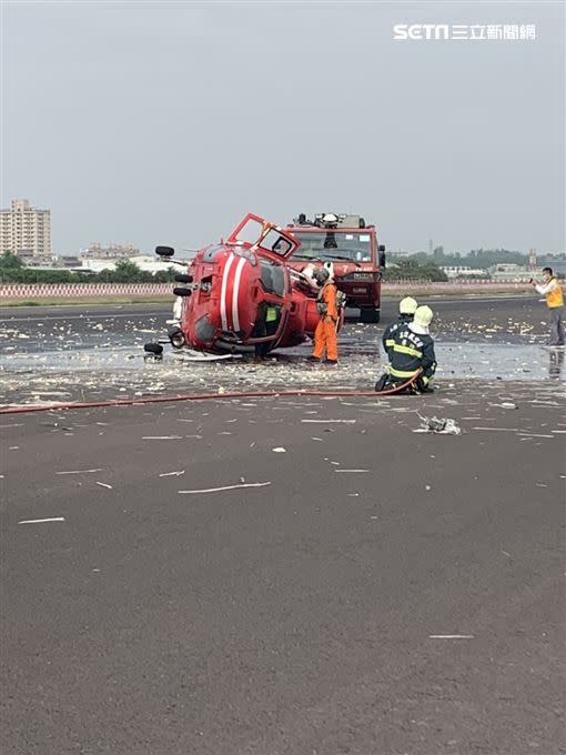 海豚直升機側翻躺在小港機場跑道上。（圖／翻攝畫面）