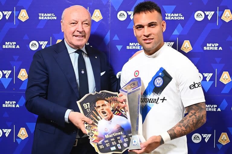 Lautaro Martínez recibió este domingo el premio MVP de la Serie A junto a Giuseppe Marotta, director deportivo de Inter