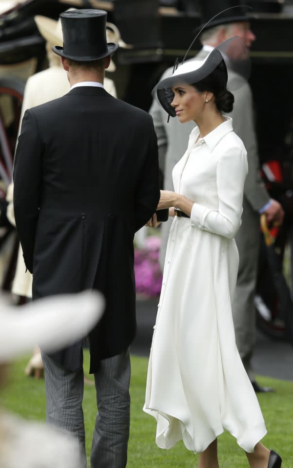 Der Herzog und die Herzogin von Sussex machen bei diesem Rennevent eine stilvolle Figur. (Bild: AP Photo/Tim Ireland)