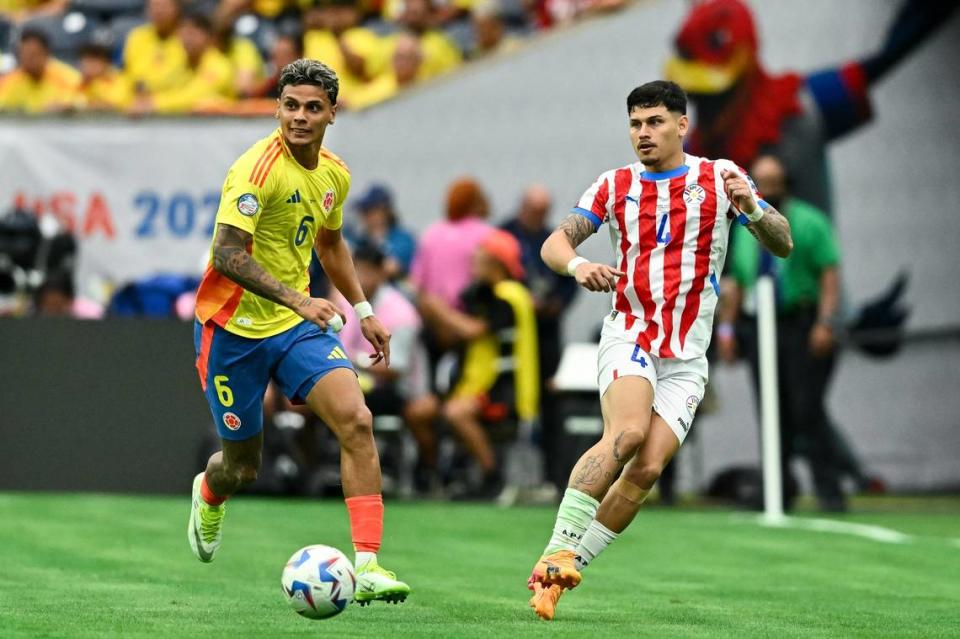 El jugador de Colombia Richard Ríos (izq.) conduce la pelota ante la marca de Matías Espinoza, de Paraguay, en el partido de la Copa América celebrado el 24 de junio de 2024 en Houston.