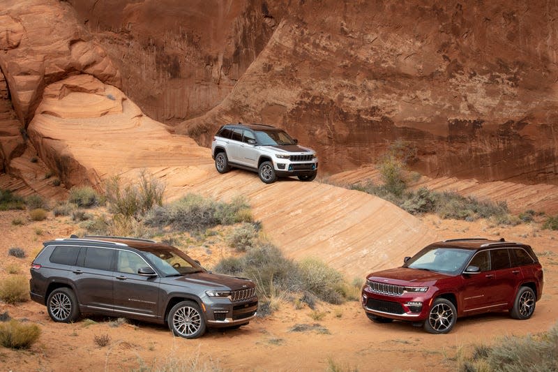 The fifth-generation Jeep Grand Cherokee family, including the Jeep Grand Cherokee L, the electrified Jeep Grand Cherokee 4xe and the Jeep Grand Cherokee<br> - Photo: Jeep
