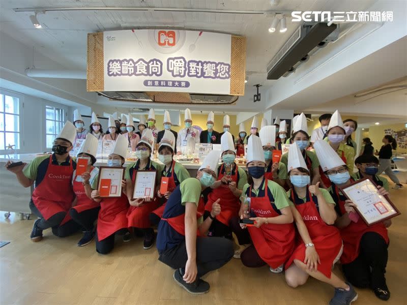 母親節前夕，台大醫院北護分院舉辦「樂齡好食」料理競賽，30多組院內藥劑、營養、護理等員工和家人組隊報名。（圖／記者簡浩正攝影）